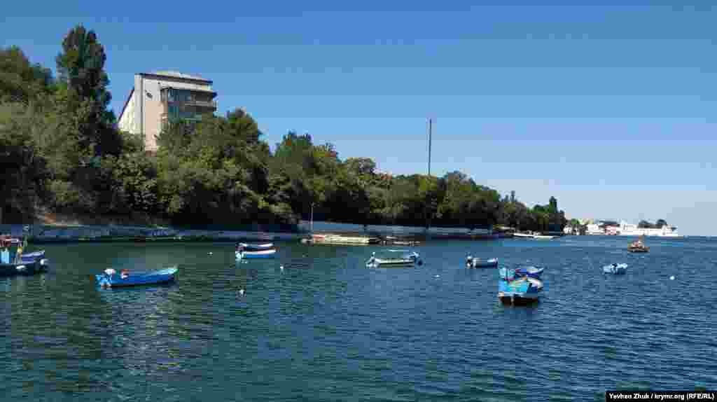 Рыбацкие лодки «припаркованы» в бухте