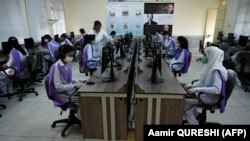 د امریکا سفارت د سېپټمبر پر دریمه په یو بیان کې ویلي هغه باصلاحيته نجونه له دې وظیفو ګټه اخیستلای شي چې په زراعت، انجنيرنګ، طب،سوشل ساينس، او د اقتصاد په برخه کې لوړې زده کړې کول غواړي.