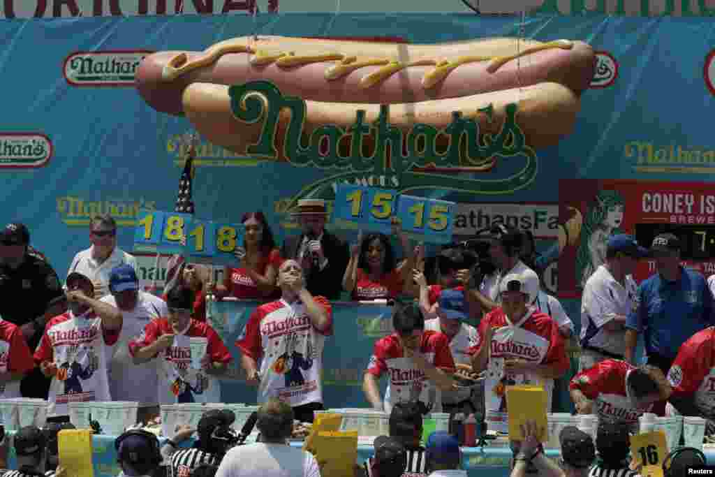 Джої Чеснат виграв щорічний конкурс із поїдання хот-догів у Брукліні, встановивши новий світовий рекорд – він з’їв 74 хот-доги за раз 