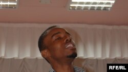 Нігірієць Айо Осікойа читає вірш Ліни Костенко 13 квітня 2010 року у Донецьку