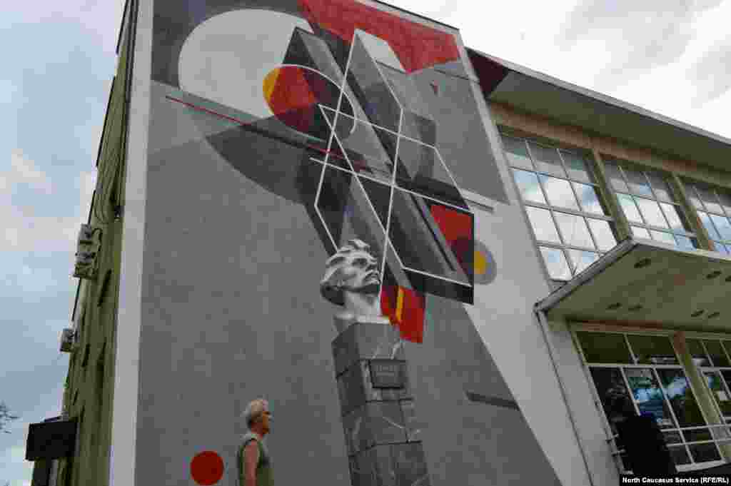 Фасад серого здания ДК украсила яркая абстракция