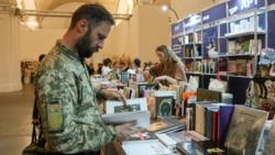 «Це головні сенси для українців». Чому українці люблять українські книжки – розповідають письменники (відео) «Це головні сенси для українців». Чому українці люблять українські книжки – розповідають письменники (відео)