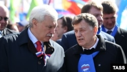 Спикер Законодательного собрания Петербурга Вячеслав Макаров (в шарфе с "Единой Россией") вместе с бывшим губернатором Петербурга Георгием Полтавченко