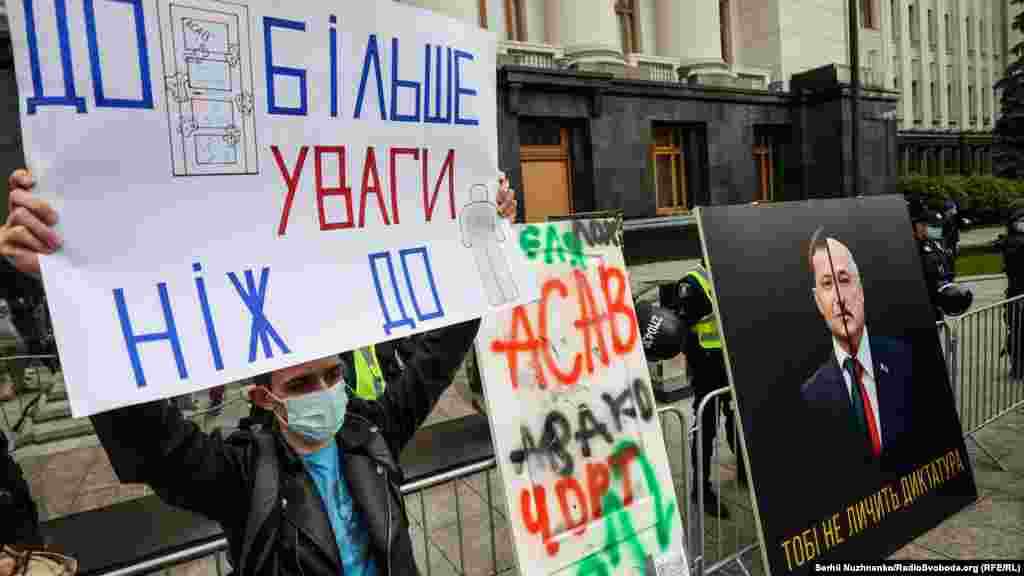 Новина про вирок Стерненку спричинила масові протести в кількох містах України, наймасштабніші пройшли у Києві. На одній акції, яка відбувалася під Офісом президента, активісти побили скло в будівлі та розписали стіни. Правоохоронці відкрили  декілька кримінальних проваджень за хуліганство