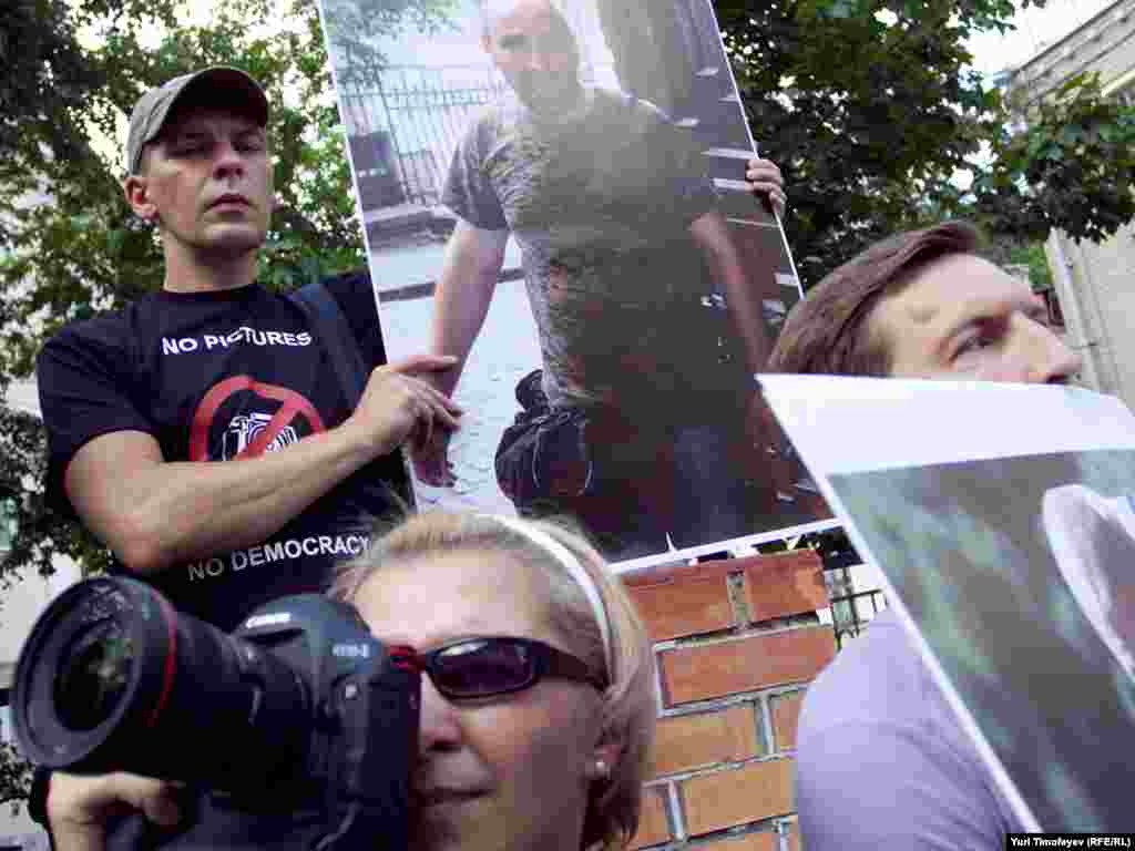 Участники акции в поддержку обвиняемых в шпионаже грузинских фоторепортеров с плакатами " I'm a photographer not a spy " " No pictures No democracy " у здания Швейцарского посольства в Москве, где представляются интересы Грузии.