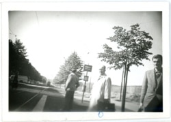 На деяких фотографіях, як виглядає, люди помітили агента, який стежить за ними