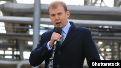 Олігарх-утікач Олександр Курченко (на фото – в 2013 році) досі формально вважається власником «Українського медіа холдингу», однак управляє ним компанія зі структури «1+1»