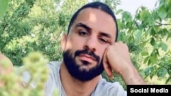  پیکر نوید افکاری که صبح شنبه در زندان عادل آباد شیراز اعدام شد «شبانه» و «تحت تدابیر شدید امنیتی» به خاک سپرده شد.