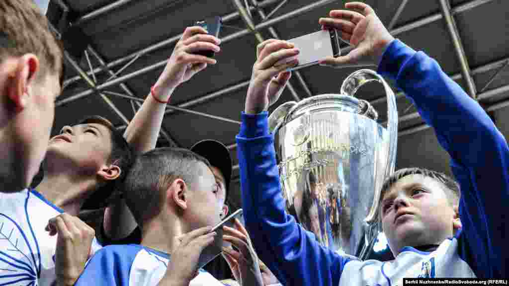 Фотосесія з кубками для усіх охочих