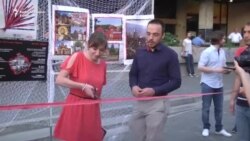 Protesni performans desničarskih partija zbog festivala 'Mirdita' Protesni performans desničarskih partija zbog festivala 'Mirdita'