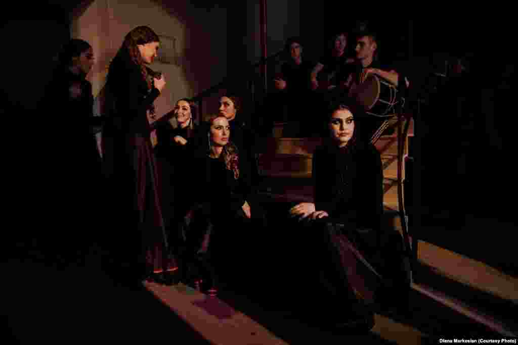 Чеченские танцоры за кулисами в концертном зале в Грозном. Перед этим зданием в 2009 году террорист-смертник убил шестерых людей.