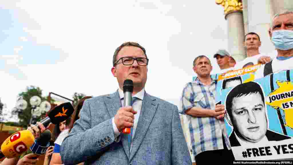 Представитель президента Украины в АРК Антон Кориневич, выступая на акции сказал: «Для нас очень важно выразить слова поддержки Владиславу и его семье. То, что происходит в Крыму, когда любая семья может проснуться в 4-5 утра от начала обыска в их доме – это ужасно. И не вписывается ни в какие процессуальные нормы. В свою очередь могу вас уверить, что проблема украинских политзаключенных для нас находится на первом месте. И наши люди в российских тюрьмах – не просто цифры. Мы знаем и работаем над этой проблемой»