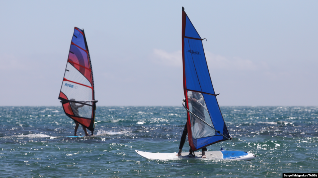 Виндсерфинг – популярный вид парусного спорта и водного развлечения, который представляет собой управление на водной поверхности небольшой доской с прикрепленным к ней парусом