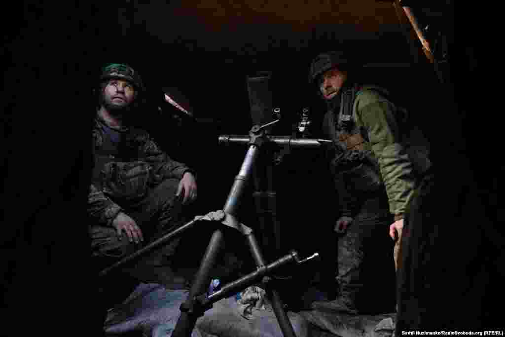 Дим розсіюється, мінометники вносять коректуру, але за мить чути звук дзижчання дрона. На цей раз це FPV, який шукає ціль. Всі притихли й уважно слухають. За мить він влітає в сусідню будівлю… Настає тиша, бійці користуюся цим, і закидають міну калібром 120 міліметрів після коректури координат