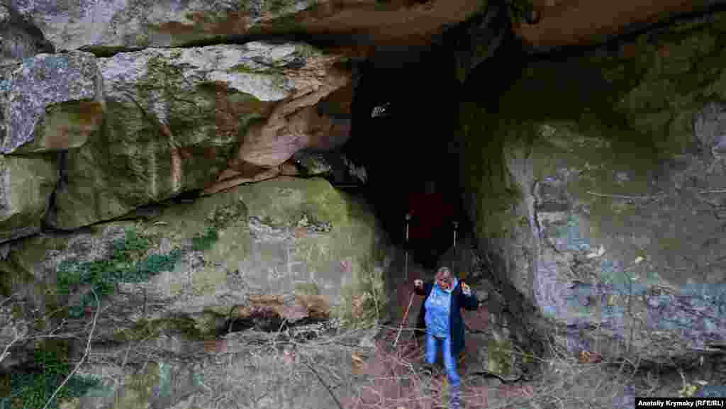 Узкая расщелина – первое препятствие на маршруте