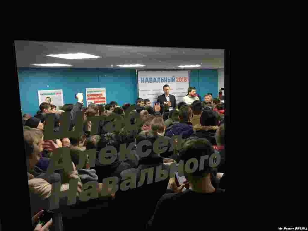 На встречу с Навальным пришло больше сотни волонтеров. Не все они смогли попасть внутрь. Команда политика намеревалась провести и вторую встречу, чтобы на нее могли попасть остальные волонтеры. 
