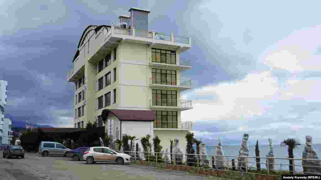 Отель «Калипсо» с кафе над самим пляжем значится как климато-павильон