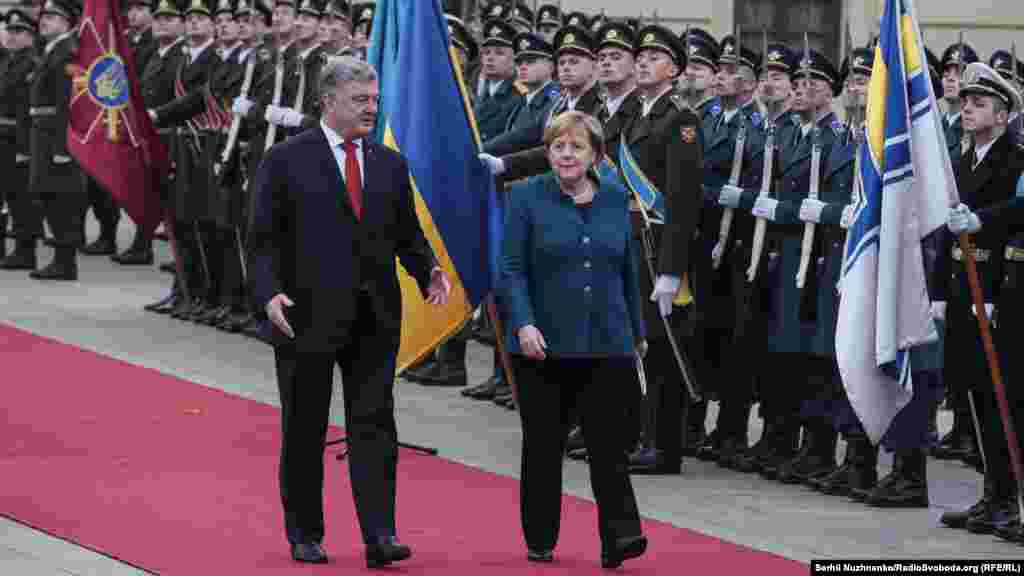 Лідери Німеччини та України пройшли червоним килимом 