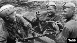 Солдаты Народного комиссариата внутренних дел СССР (НКВД) в перерыве между боями