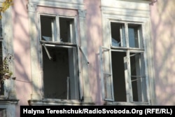 Вікна палацу без шибок