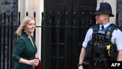 لیز تراس، وزیر خارجه بریتانیا، بهدنبال تغییر در کابینه این کشور جانشین دومینیک راب شد.