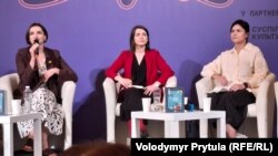 Презентация книги «Свободные голоса Крыма» на Книжном Арсенале. Олеся Яремчук (в центре), Татьяна Терен (слева), Екатерина Есипенко (справа)