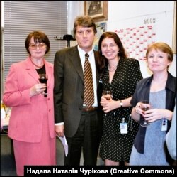 Наталія Чурікова (друга справа) з радійними колегами Людмилою Литовченко і Людмилою Норматовою (праворуч) разом з майбутнім президентом України Віктором Ющенком. Празький офіс Радіо Свобода