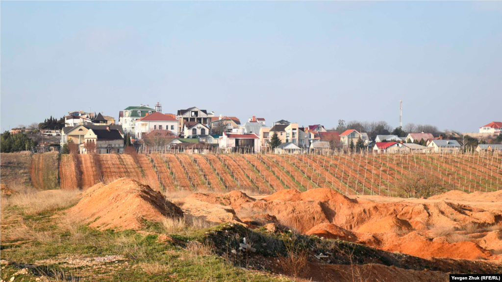 В ноябре 2020-го российские власти Севастополя рекомендовали владельцу приостановить работы. В результате обследования, проведенного департаментом природных ресурсов и экологии в междуречье рек Бельбек и Кача (между аэродромом «Бельбек» и ТСН «Берег»), установлено, что указанный участок находится под воздействием активных абразивных, обвальных и оползневых процессов. Эти процессы постоянно разрушают береговую полосу и представляют реальную угрозу для хозяйственной деятельности и жизни людей