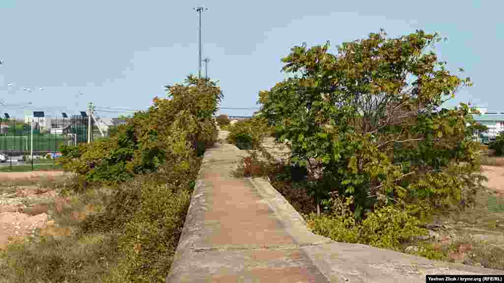 Бетонный бруствер имеет толщину в одну сажень – 2,13 м