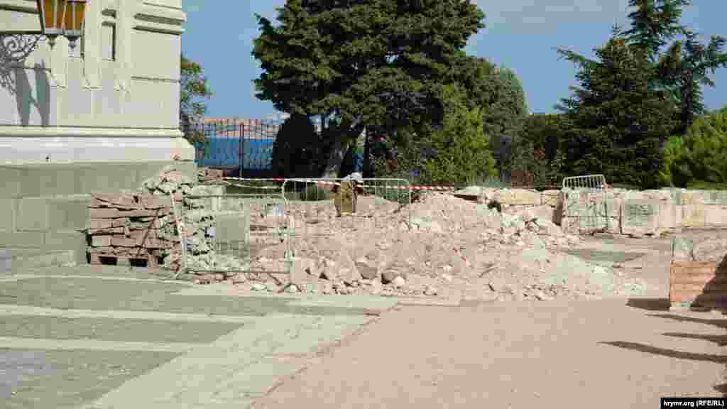 У стен Свято-Владимирского кафедрального собора, находящегося на территории музея-заповедника, сотрудники «Херсонеса Таврического» начали раскопки