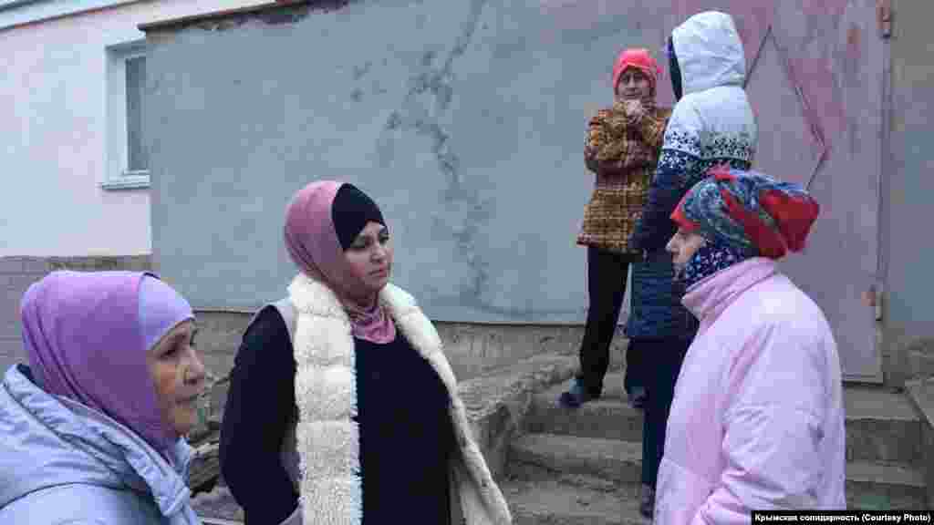 Во время обыска возле дома Амета Сулейманова собрались местные женщины