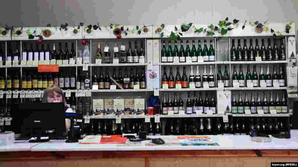 Фирменный магазин винзавода в Новом Свете. Со слов продавщицы, туристы предпочитают брют – сухое игристое вино