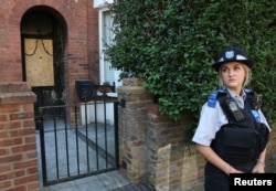 Поліцейська стоїть біля приватного будинку прем’єра Великої Британії Кіра Стармера після того, як він був пошкоджений внаслідок підпалу в Лондоні, Велика Британія, 13 травня 2025 року