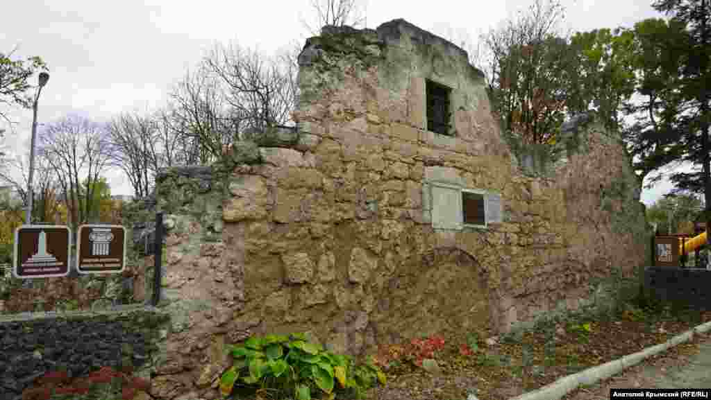 Главный исторический памятник города – руины караван-сарая Таш-Хан у входа в детский парк развлечений