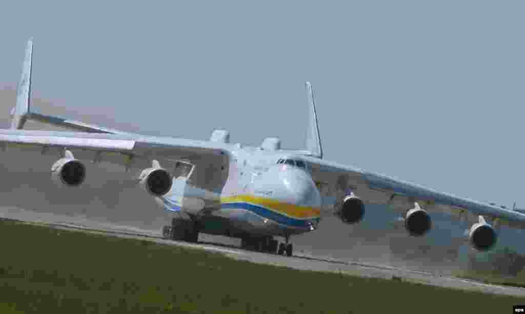 Найбільший у світі транспортний літак Ан-225 «Мрія» вирушив у свій перший комерційний рейс до Австралії. Українське повітряне судно вилетіло з аеродрому «Київ-Антонов» до Праги. Там на його борт завантажать електрогенератор вагою 130 тонн, який «Мрія» доставить в австралійський Перт. Окрім цього, Ан-225 зробить ще три технічні посадки у Туркменистані, Індії та Малайзії. Київ, 10 травня 2016 року