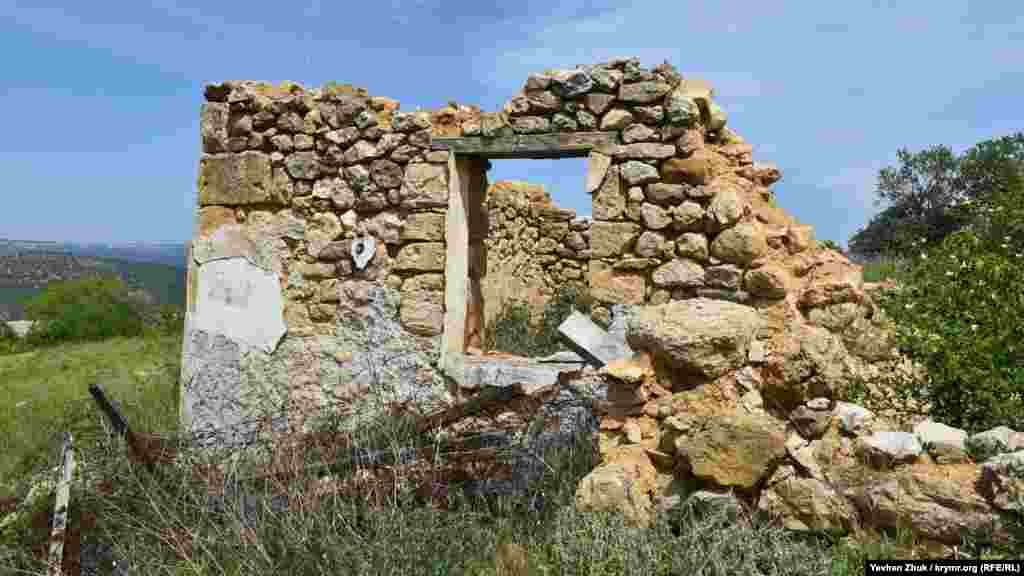 В Оборонном встречаются такие развалины – этому дому более 100 лет