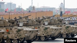 Членове на китайската армия в бронирани машини участват във военния парад по случай 80-годишнината от края на Втората световна война в Пекин, Китай, 3 септември 2025 г.