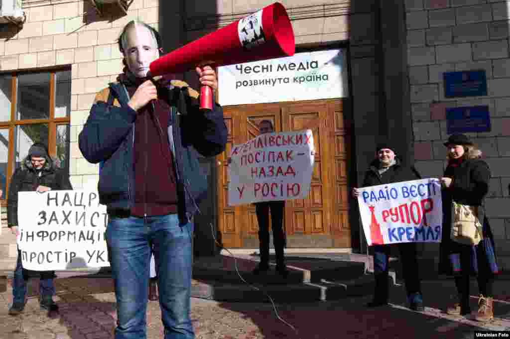 Акція проти радіо «Вести» під Нацрадою з питань телебачення і радіомовлення. Громадські активісти та ветерани АТО вимагали припинити дію ліцензії радіостанції «Вести». Київ, 16 лютого 2016 року. БІЛЬШЕ ПРО ЦЕ