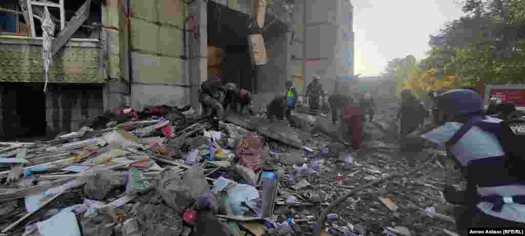 Російські військові завдають ударів по Харкову, повідомив вдень 24 вересня міський голова Ігор Терехов. «Ворог наносить удари КАБами по одному з найнаселеніших районів міста. Будьте обережні», – написав він у телеграмі. Пізніше Терехов повідомив, що є попередня інформація про влучання КАбів по двох житлових багатоповерхівках у Київському і Салтівському районах Харкова.  На фото: наслідки прямого влучання в багатоповерхівку у Харкові, 24 вересня 2024 року