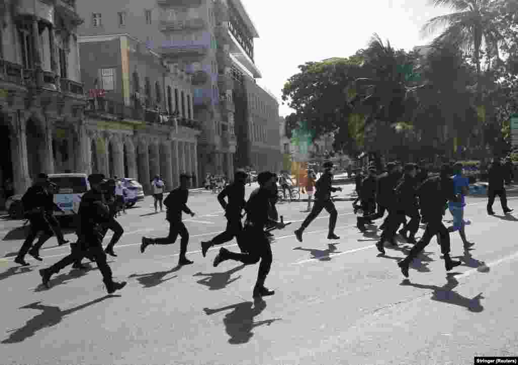 Поліцейські під час акцій протесту проти кубинського уряду в Гавані, 11 липня 2021 року