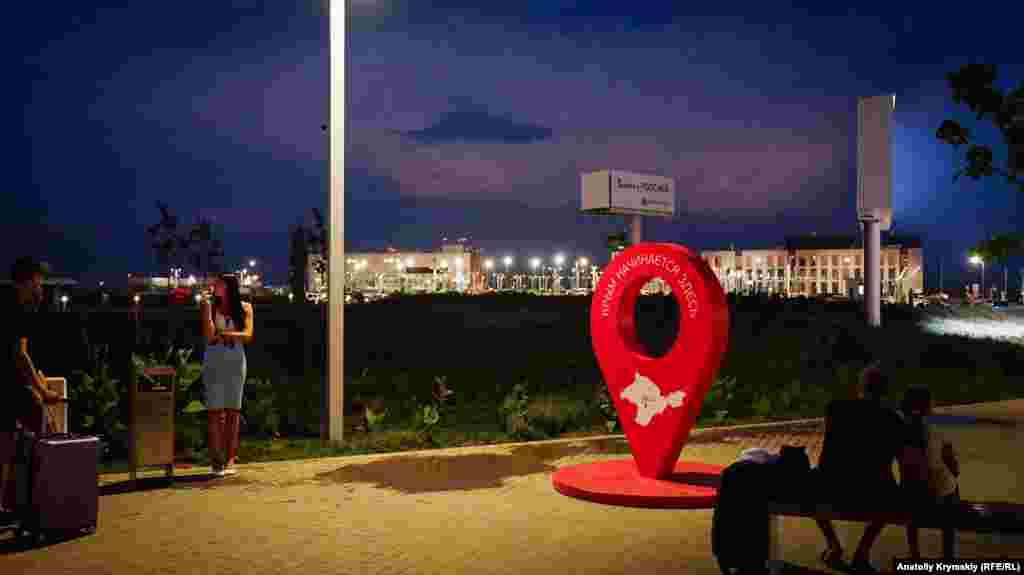 «Крым начинается здесь», – написано на красной «капле»