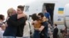 Родичі зустрічають кількох зі звільнених моряків на летовищі «Бориспіль», 7 вересня 2019 року