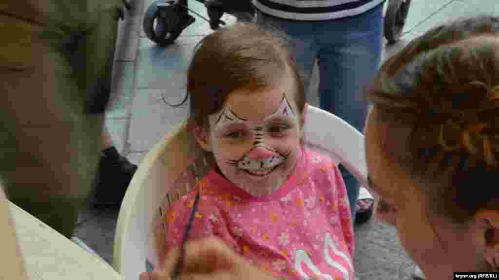 А рядом в палатке – мастер-классы по аквагриму