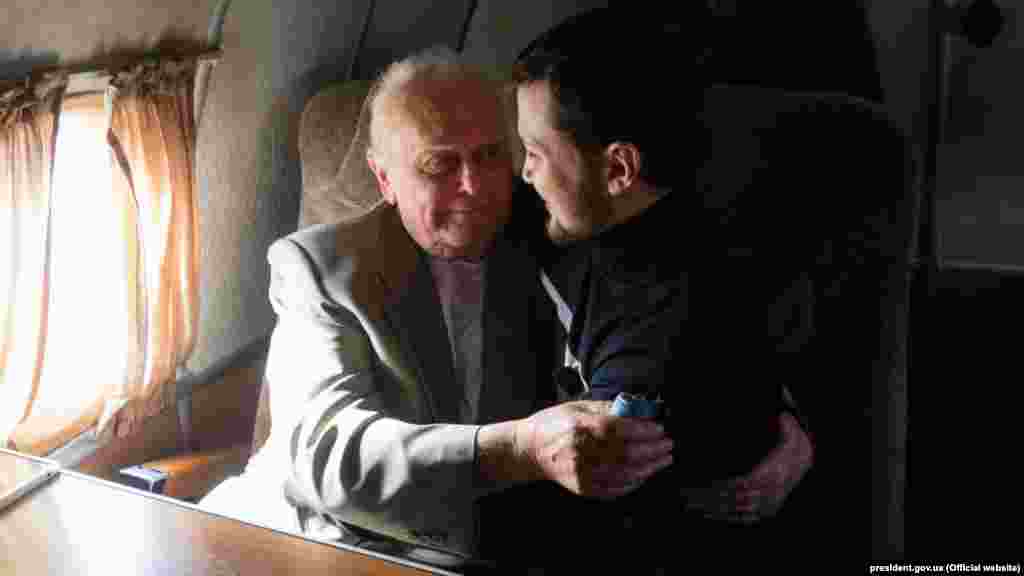 Юрій Солошенко і Геннадій Афанасьєв, колишні ув'язнені в Росії, обіймаються на борту українського літака ЗСУ на шляху в Україну. 14 червня 2016 року