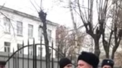 Родных обвиняемых по делу о массовых беспорядках в Чемодановке не пускают на территорию суда Родных обвиняемых по делу о массовых беспорядках в Чемодановке не пускают на территорию суда