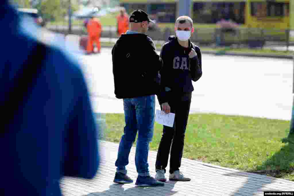 Потом задержали мужчину, который шел с плакатом «Ну, а кто здесь крыса?»  