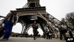 В связи с терактами во Франции усилены меры безопасности. К патрулированию улиц привлечены военные