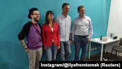 Незважаючи на повне стеження за Навальним, органи безпеки чомусь не виявили момент, коли токсин міг потрапити в організм Навального