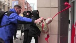 Офіс російського «Сбербанку» облили фарбою у Харкові (відео) Офіс російського «Сбербанку» облили фарбою у Харкові (відео)