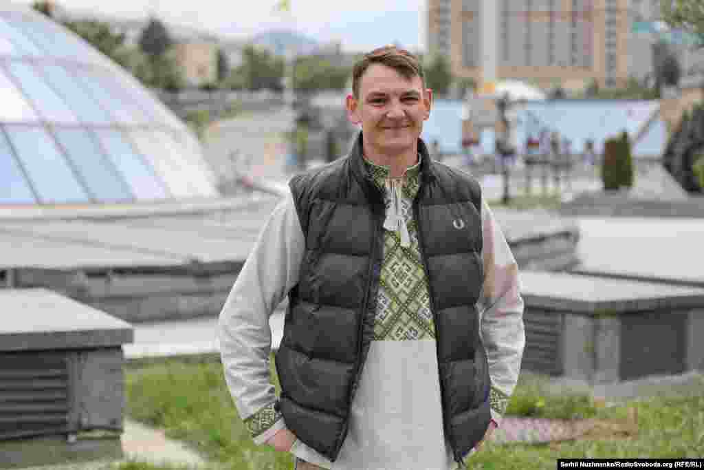 На цій світлині Анатолій у вишитій сорочці, яку йому подарувала його бабуся.«У цій вишиванці елементи захисту та візерунки, які закладала сюди бабуся. Бабуся із Черкащини і цій вишиванці є орнаменти з цього регіону. Я військовий і можу їздити за кордон. І коли я виїжджаю за кордон є дні, коли я обов’язково вдягаю вишиванку. Щоб ідентифікувати себе»